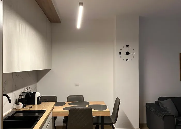 Finn Modern Seaside Apartment